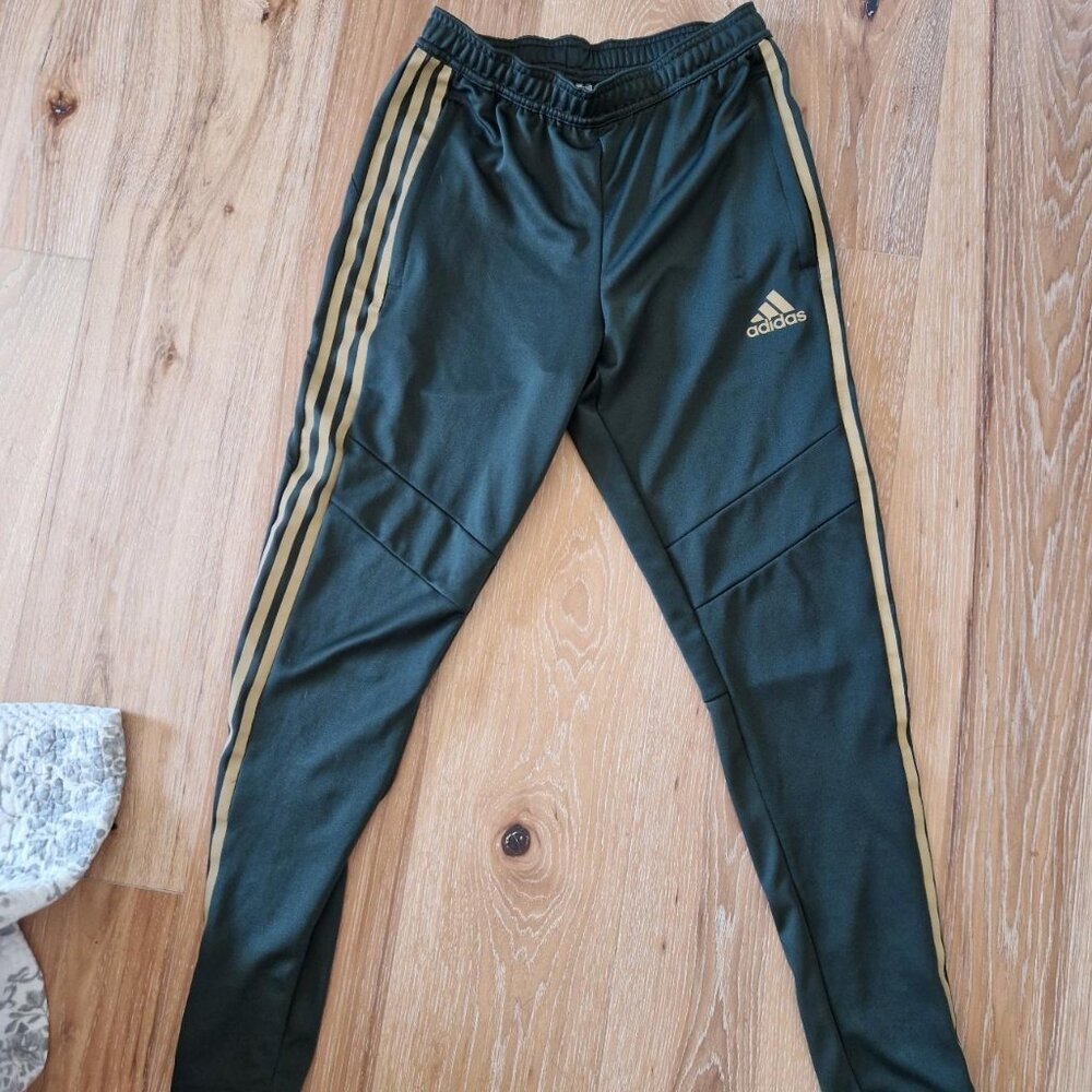 Adidas green and gold track pants #sportswear